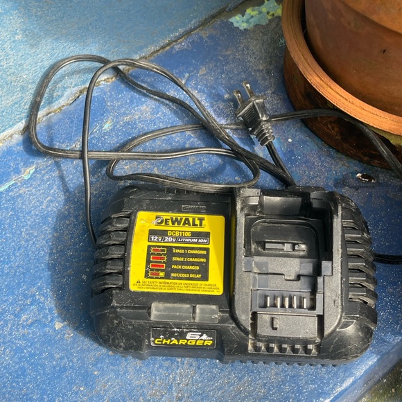 DeWalt Other - DeWalt DCB1106 - 6 amp charger